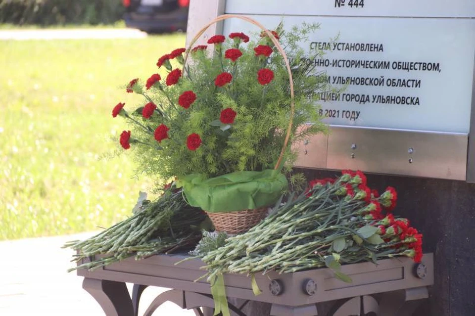 Ульяновцы возложили цветы к стеле «Город трудовой доблести». ФОТО: тг-канал Ульяновской Гордумы