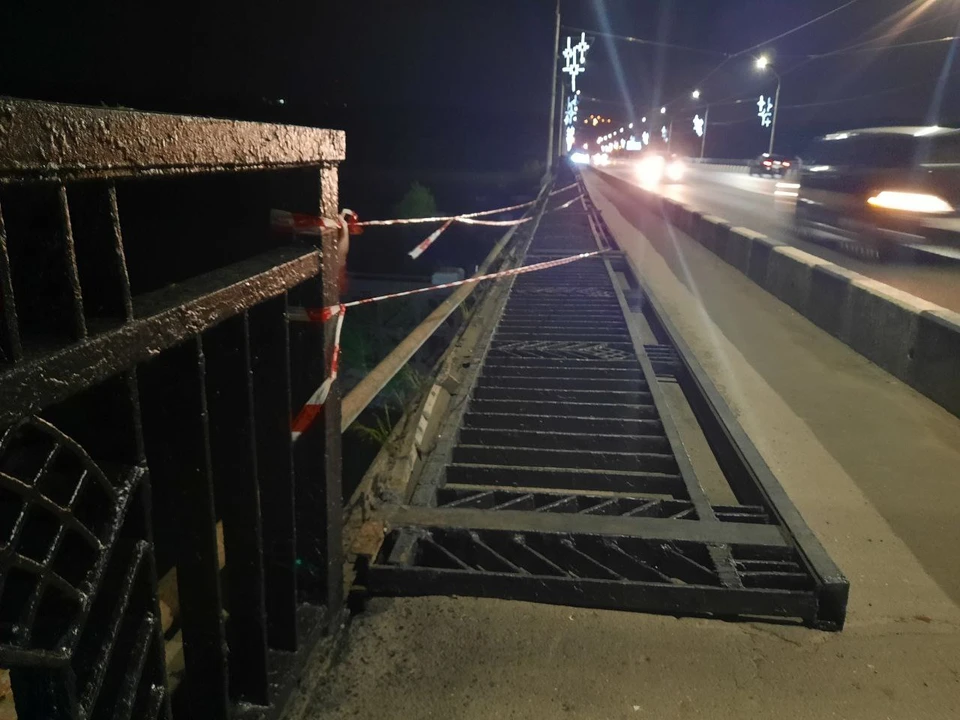 Перила на мосту через Томь в Новокузнецке «прилегли отдохнуть».