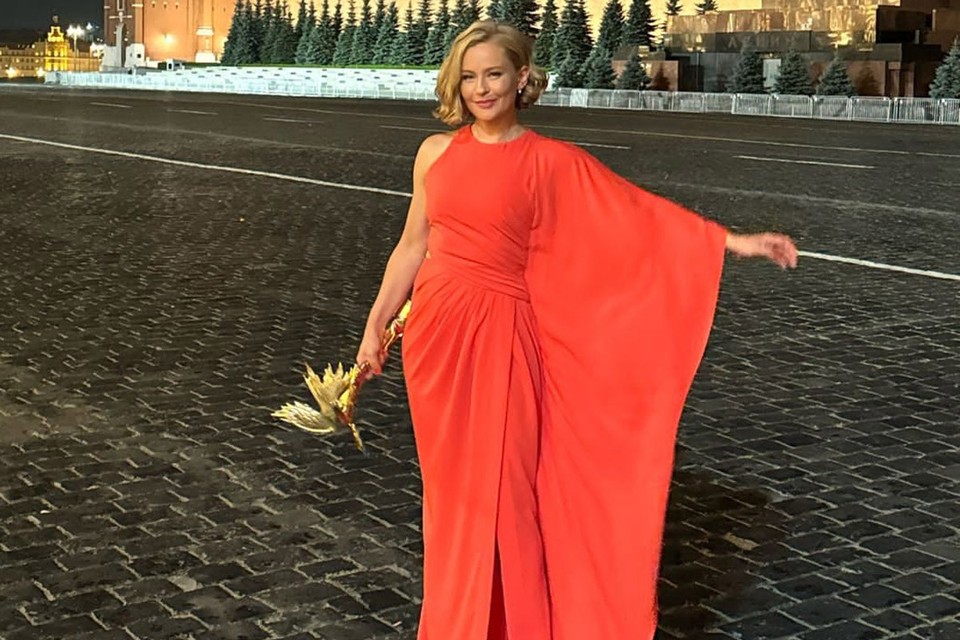 Длинные платья в пол - хит сезона: Российские актрисы выгуливают свои летние наряды и задают модные тренды