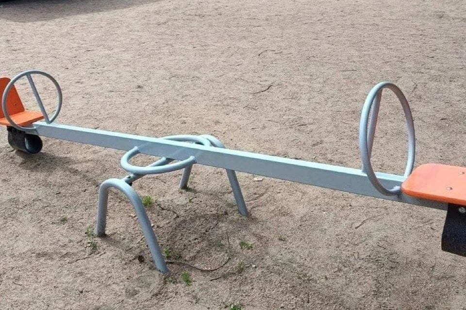 Девочка сломала позвоночник на качелях в детском саду Петербурга. Фото: t.me/procspb