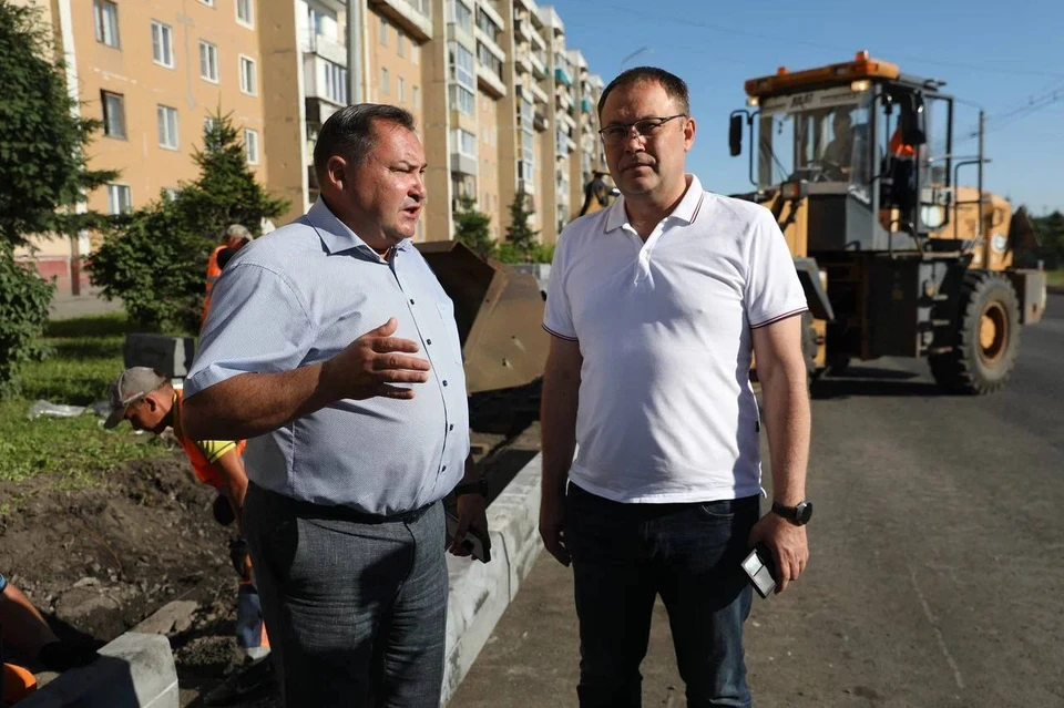 Илья Середюк поручил главе Ленинска- Кузнецкого отремонтировать дороги и тротуары. Фото - телеграм-канал Ильи Середюка.
