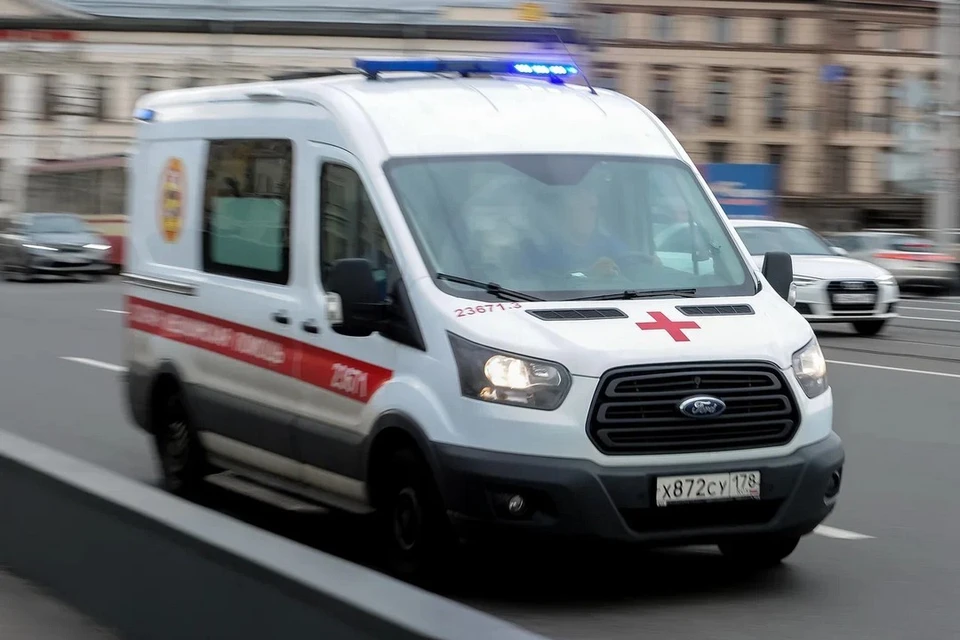 Охранник попал в больницу после стычки с молодым отцом у роддома в Петербурге.