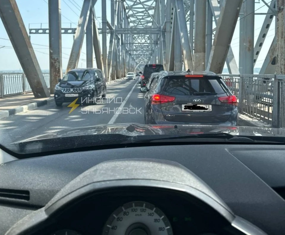 На Императорском мосту в Ульяновске ввели реверсивное движение. Фото телеграм-канал Инсайд Ульяновск