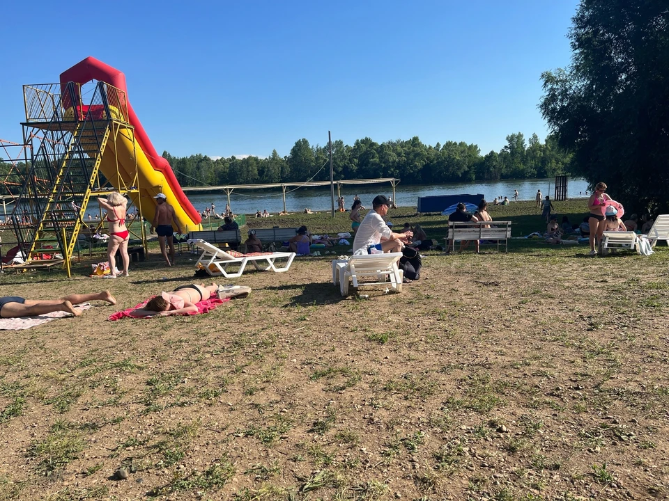 К счастью, женщины самостоятельно смогли приплыть на берег.