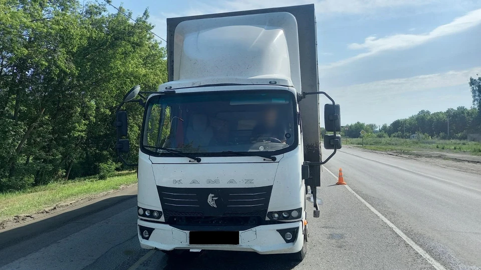 Водитель грузовика врезался в едущий впереди автомобиль