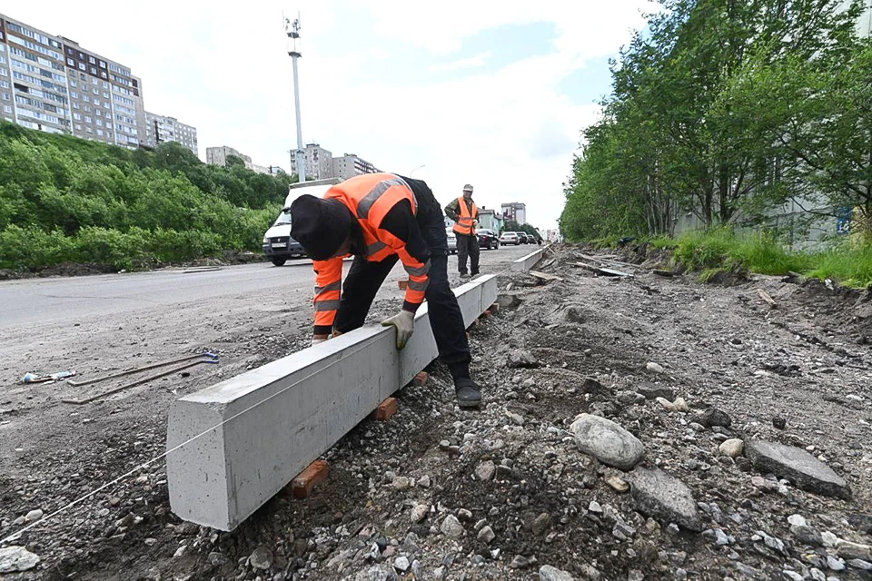 Всего за летний сезон в рамках нацпроекта будут обновлены 27 участков автодорог общей протяженностью 14,5 км. Фото: Администрация города Мурманска