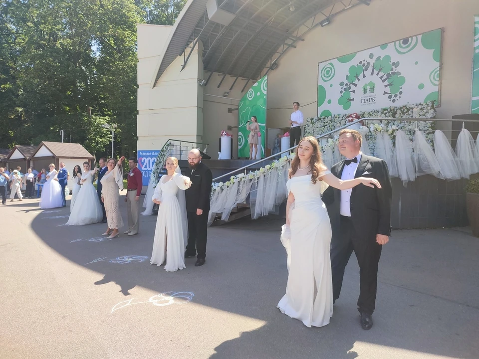 Сразу шесть пар поженились в Центральном парке Тулы в День семьи, любви и верности