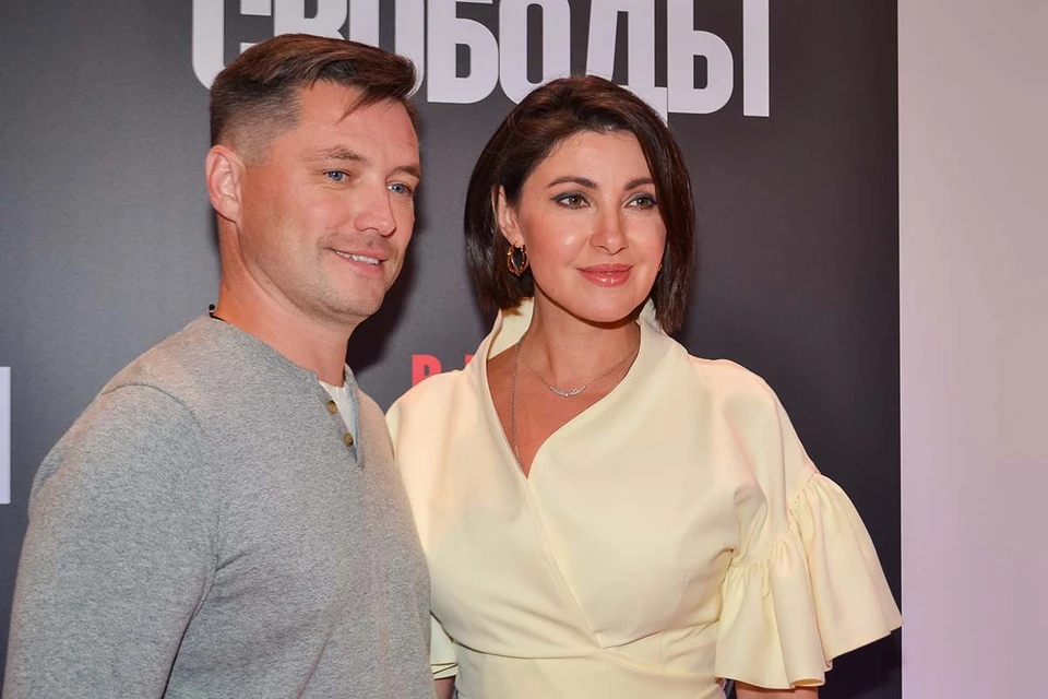 Актриса и певица Анастасия Макеева в 2021 году вышла замуж за Романа Малькова, у которого на тот момент было четверо детей.