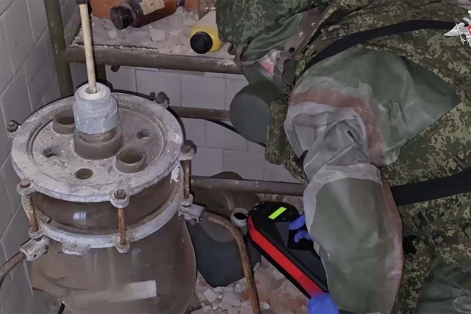 Минобороны России опубликовала кадры из химической лаборатории ВСУ, где производились отравляющие боевые вещества для беспилотной авиации.
