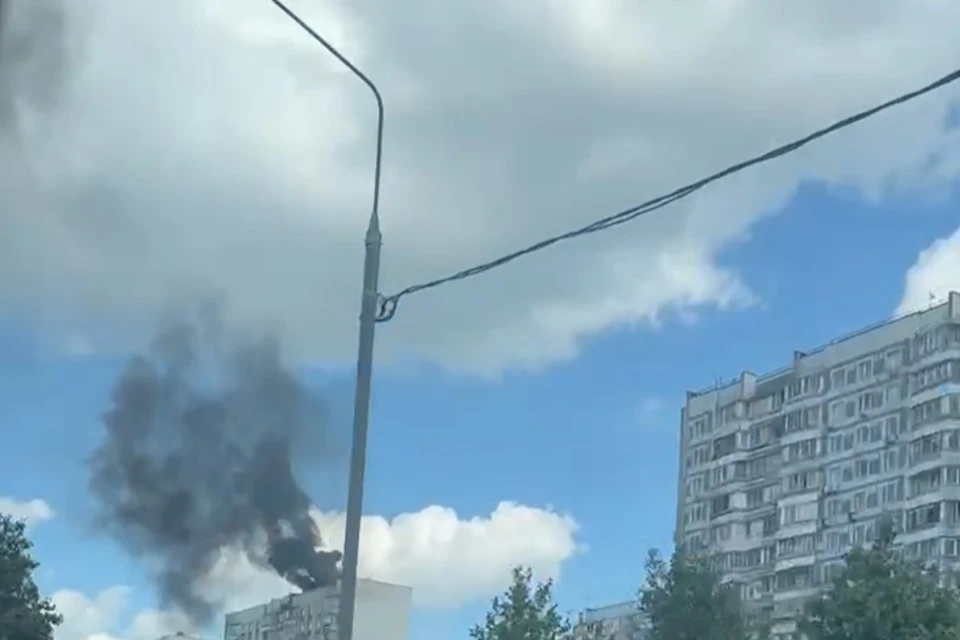 В столичном Крылатском горит жилой дом