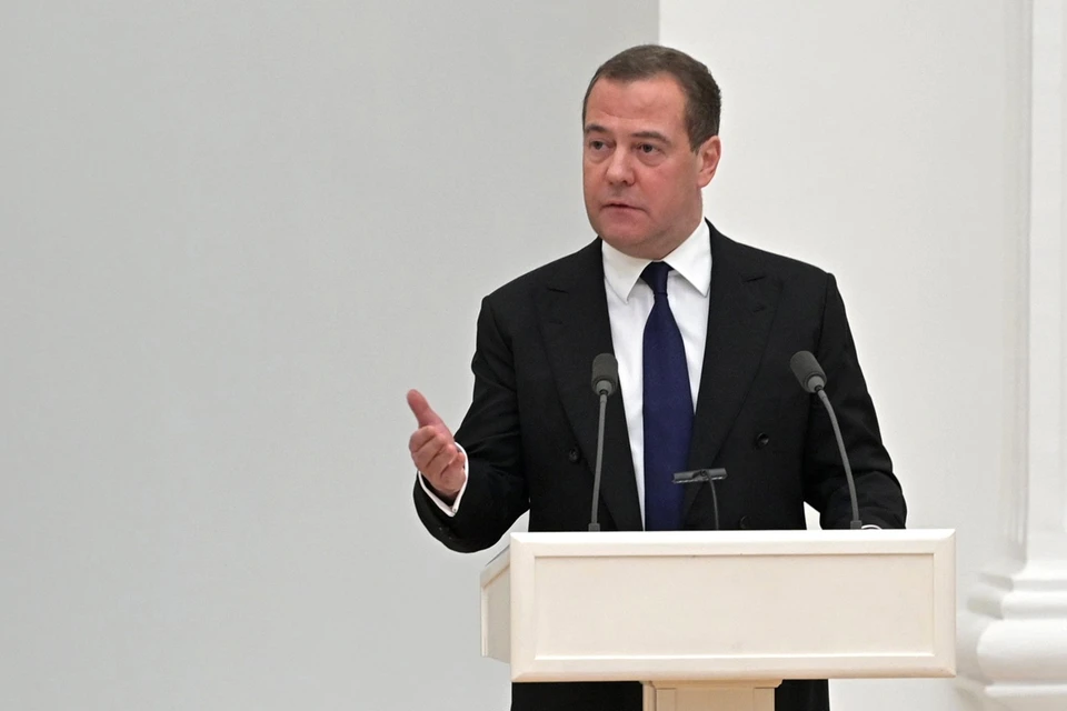 Медведев: Зарплата курьера в России не должна быть выше, чем у инженера