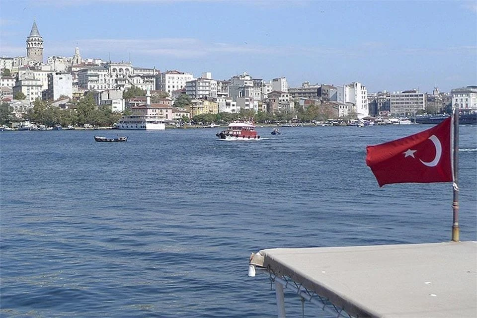 Пролив Босфор в Турции временно закрыт из-за застрявшего судна