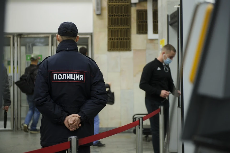 Агрессивный мужчина выгнал девушку из вагона метро из-за прически