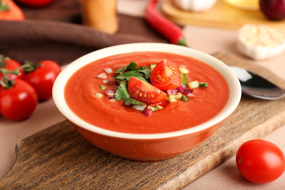 Шесть рецептов полезных и вкусных холодных супов для жары - если окрошка надоела