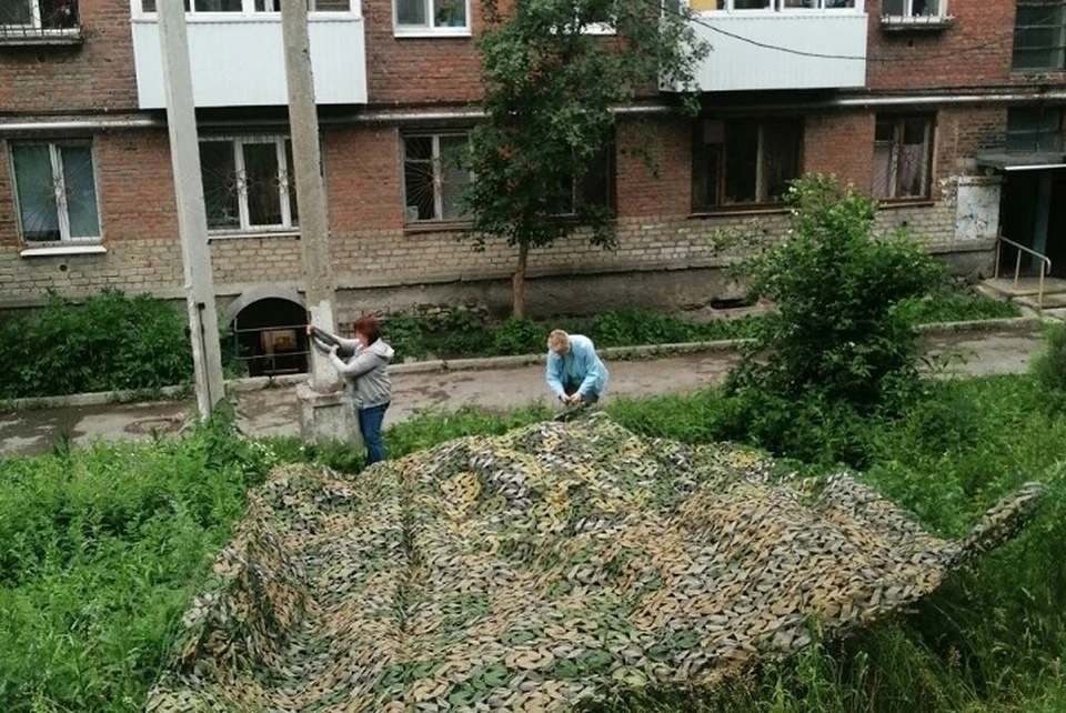 Женщины плетут маскировочные сети для бойцов. Фото: сообщество «Уралочки для СВОих»