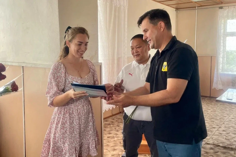 В Чаплинской ЦРБ вручили дипломы выпускникам базового медколледжа Фото: минздрав ХО