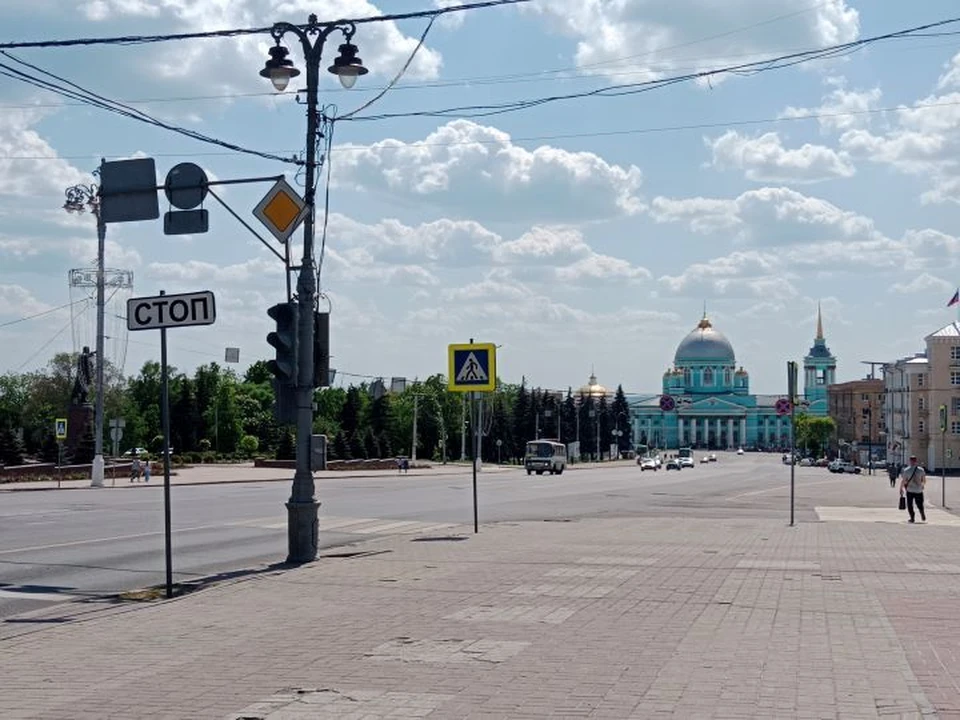 Курянам советуют пить больше воды и носить головной убор