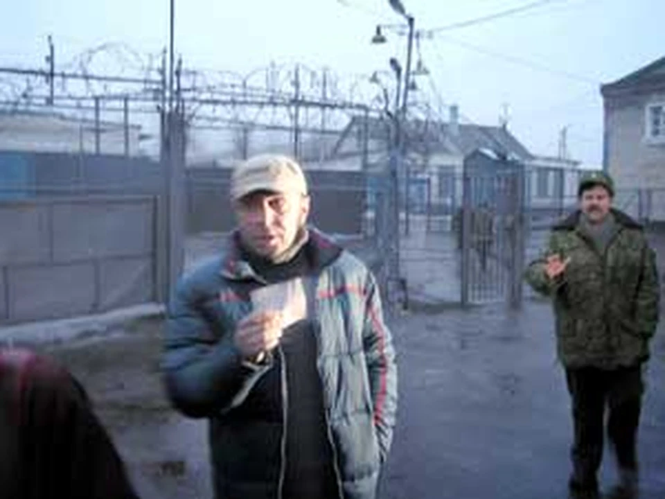 На зоне Шнура всюду сопровождает офицер (на заднем плане).