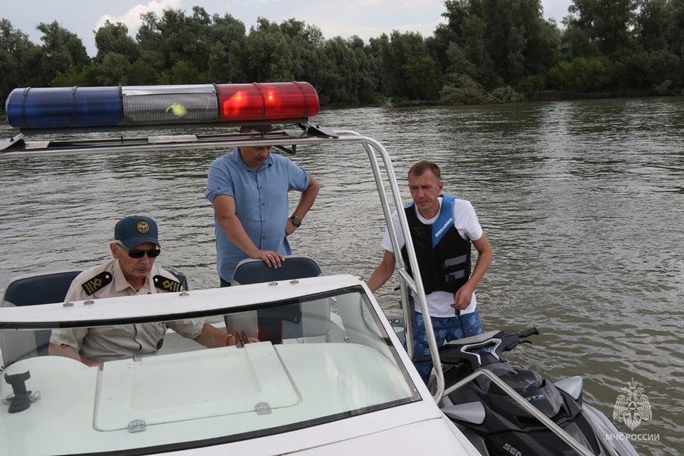 Спасатели патрулируют воду