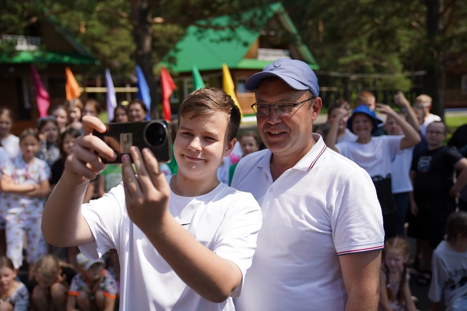 Илья Середюк с удовольствие фотографировался с ребятами Юргинского округа. Фото - АПК.