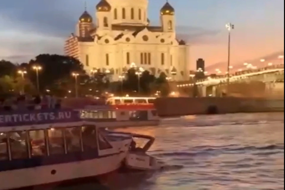 Авария на воде произошла перед Патриаршим мостом. Фото: Официальный телеграм-канал Западного МСУТ СК России