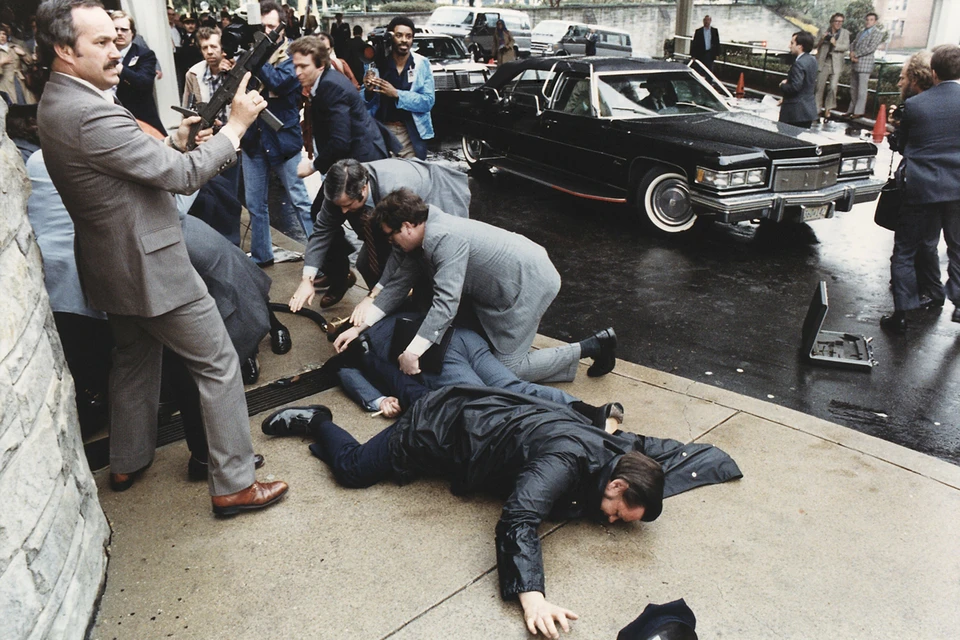 Рональд Рейган чуть было не отправился на тот свет в 1981 году, после выстрелов, произведенных в него диск-жокеем Джоном Хинкли