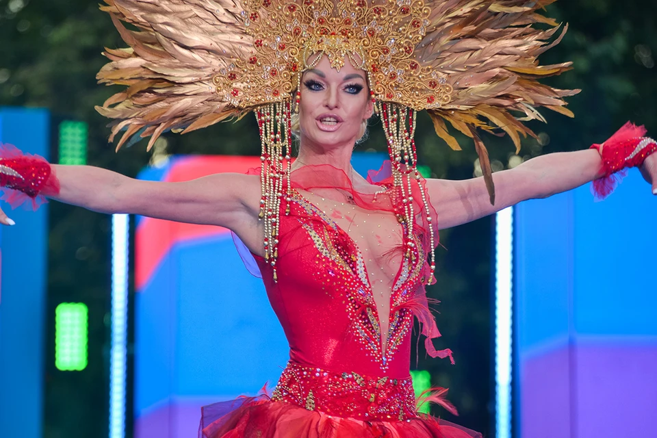 Балерина Анастасия Волочкова появилась на VK FEST в московском парке Лужники в своем сценическом красно-золотом наряде.