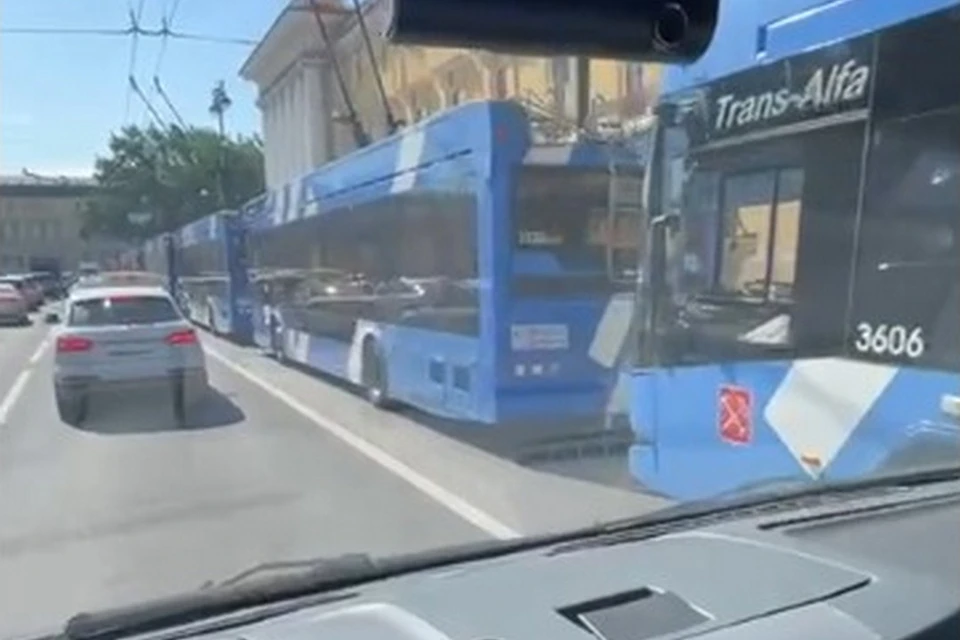 «Паровозик» из троллейбусов заметили у Эрмитажа. Фото: t.me/pitertop