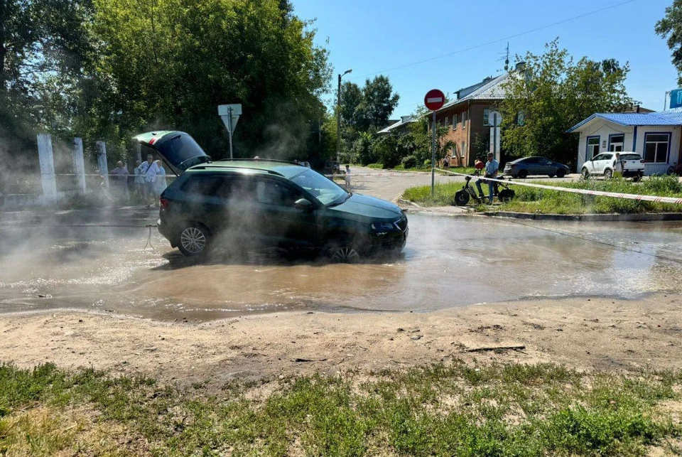 Машина застряла в провале, из которого текла горячая вода. Фото: прокуратура Тверской области