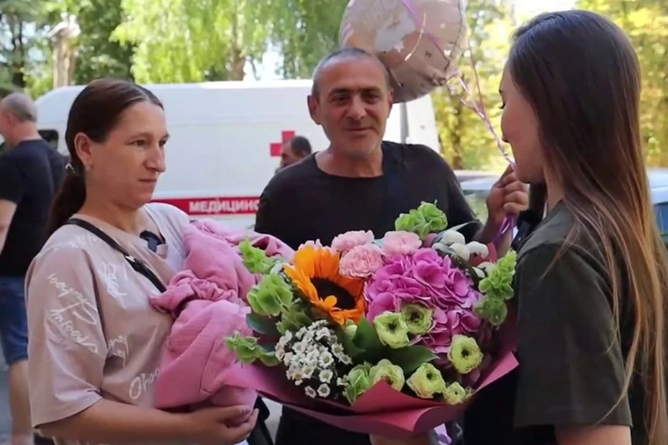 Для одной из порядка 20 семейных пар, которые находятся под опекой, представители Народного фронта ЛНР организовали праздничную выписку из роддома. Фото - Народный фронт ЛНР