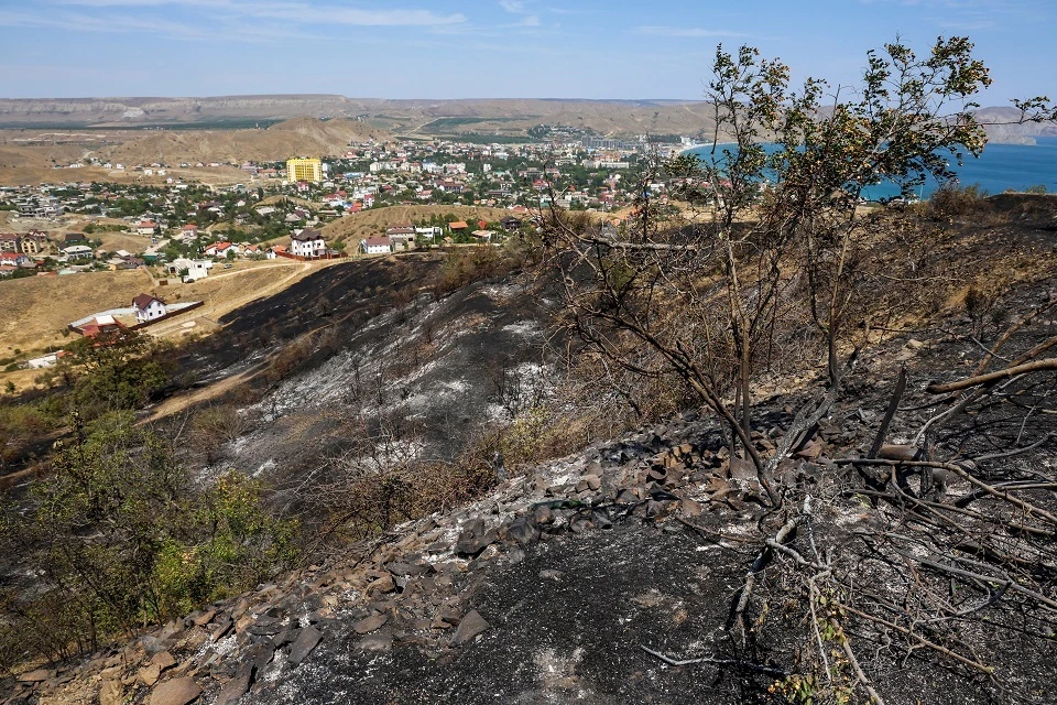 В Крыму четвертый день тушат пожар в районе поселка Коктебель