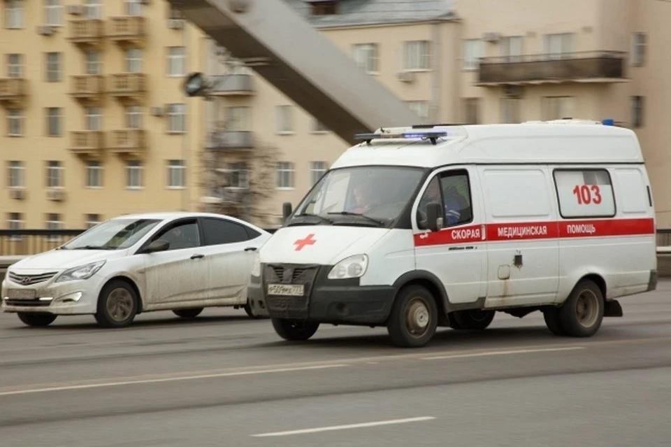 На скорой девочку увезли в больницу.