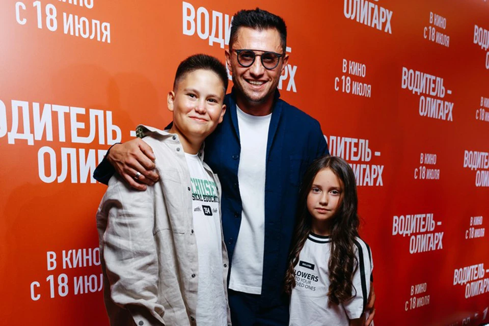 На премьеру фильма «Водитель олигарха» Павел Прилучный пришел с детьми. Фото: пиар-служба