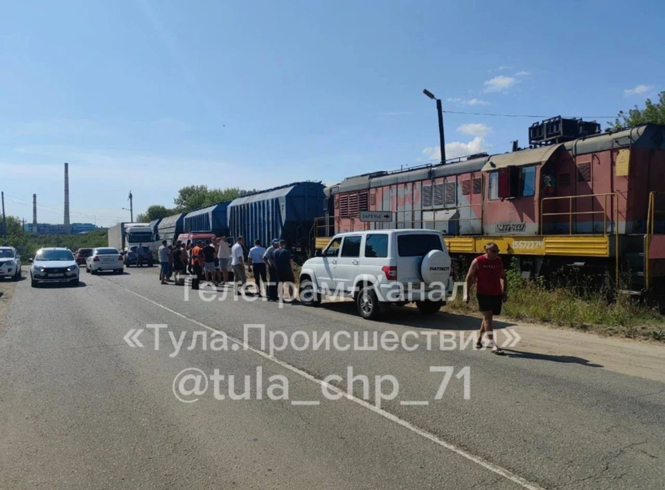 Тепловоз столкнулся с авто на переезде в Ефремовском районе Тульской области. Фото: телеграм-канал «Тула. Происшествия».