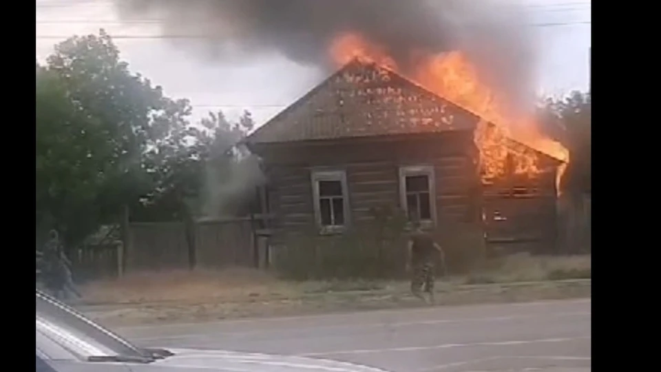 Женщина не смогла вовремя выбраться из полыхающего дома