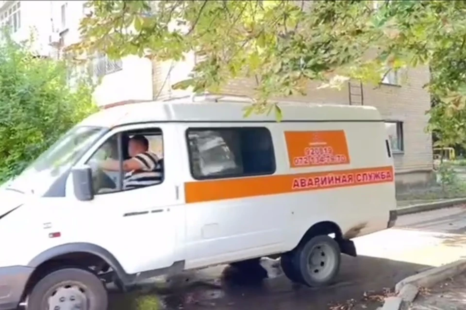 В Луганске на улице Звейнека образовалось подтопление в связи с порывом внешних сетей, которые сильно изношены. Фото - скрин из видео Народного фронта ЛНР