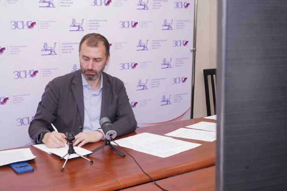 Александр Ведерников провел онлайн-прием жителей Иркутской области