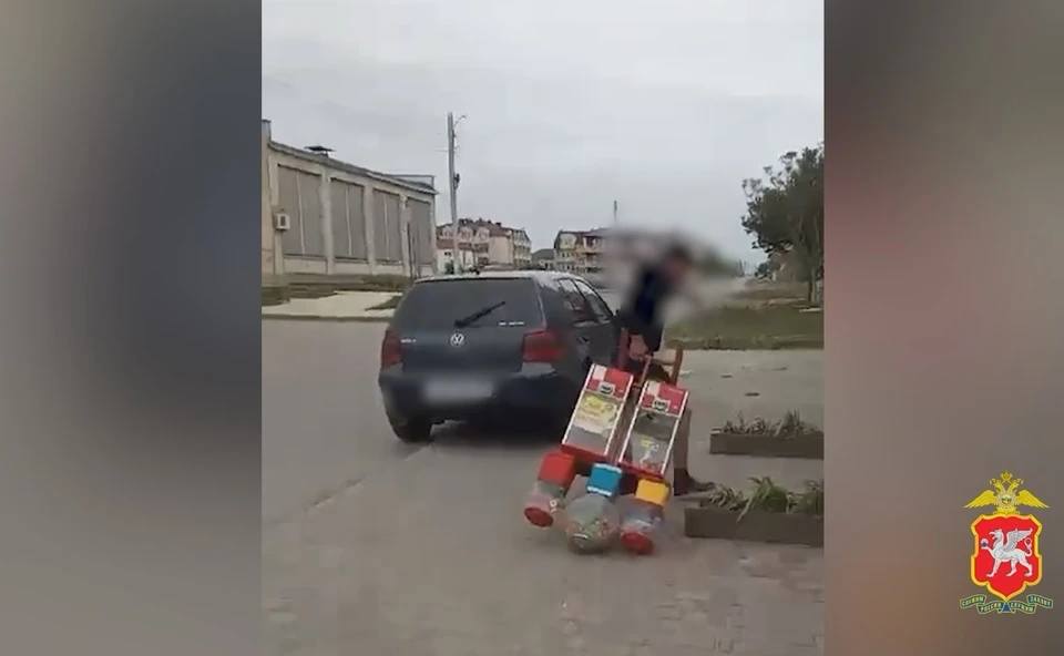 На видео видно, что мужчина с трудом тащит украденный торговый автомат. Фото: Видео t.me/mvdCrimea82