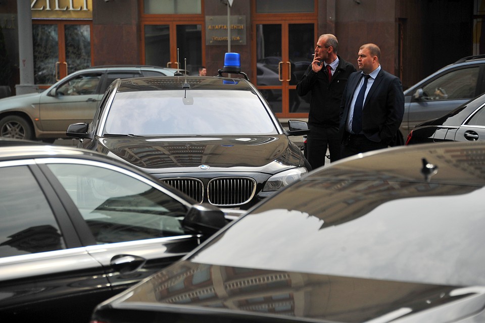 Как наши чиновники меняют машины: Среди «Москвичей» и АвтоВАЗа все равно затесались Тойоты с Мерседесами