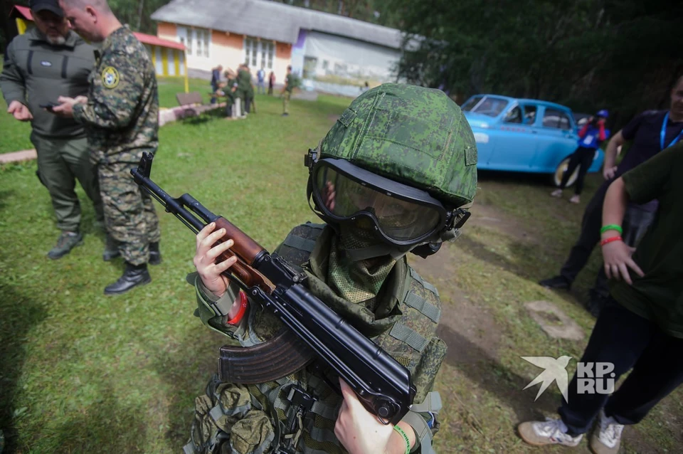 На смене дети примерили на себя реальную экипировку военнослужащего