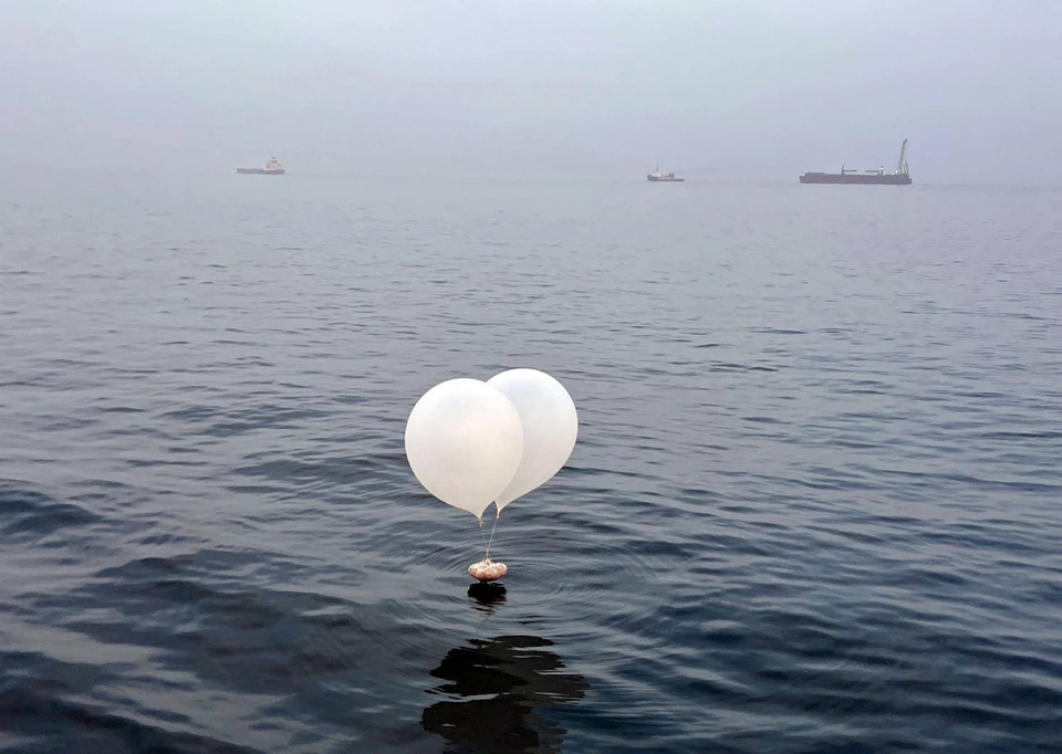 КНДР вновь прислала в Южную Корею воздушные шары с мусором.