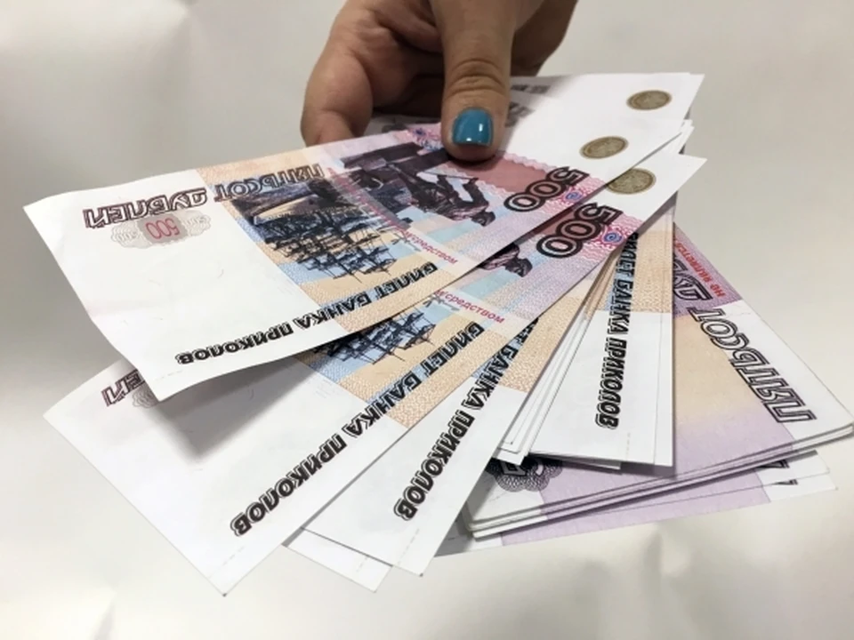 Мужчина принес в банк иностранную валюту и попросил обменять на рубли.