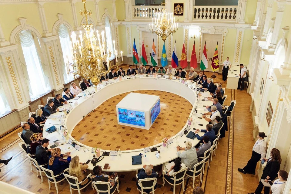 Фото из телеграм-канале Вячеслава Картухина. На снимке заседание клуба "Диалог".