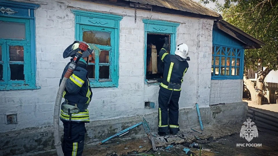 В результате пожара пострадал хозяин дома. ФОТО: МЧС ЛНР