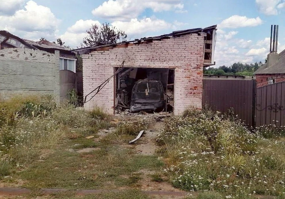 В селе Муром повреждены два дома, гараж и находящаяся в нем машина.