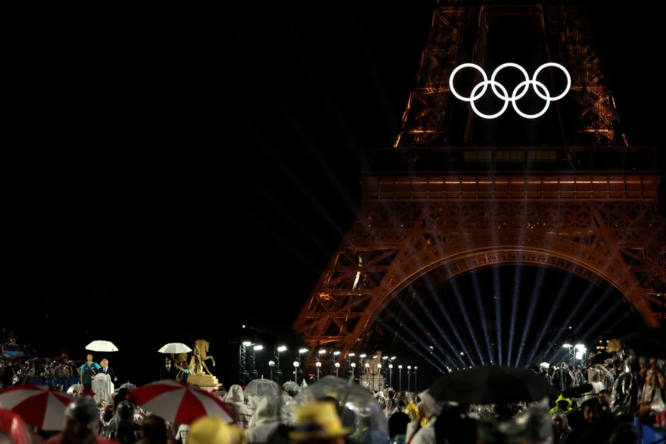 Франция опозорилась на церемонии открытия Олимпиады: перевернутый флаг и тверк в мини-юбке