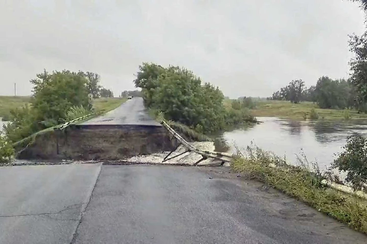 Разбушевавшаяся после дождей река снесла бетонный мост в Челябинской области
