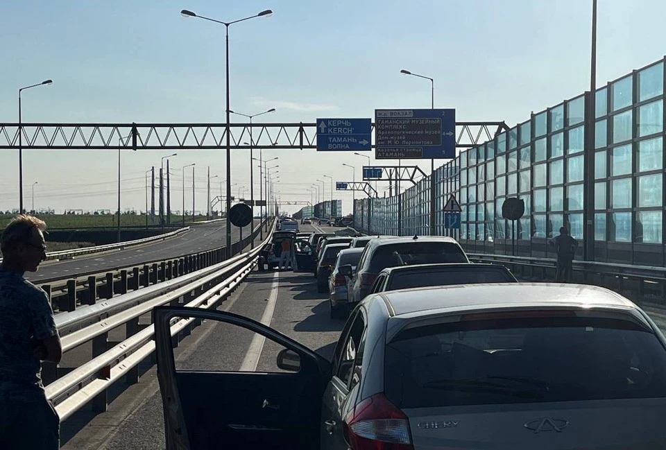 На прошлой неделе пробка была в два раза больше. Фото: чат для автомобилистов "Крымский мост"