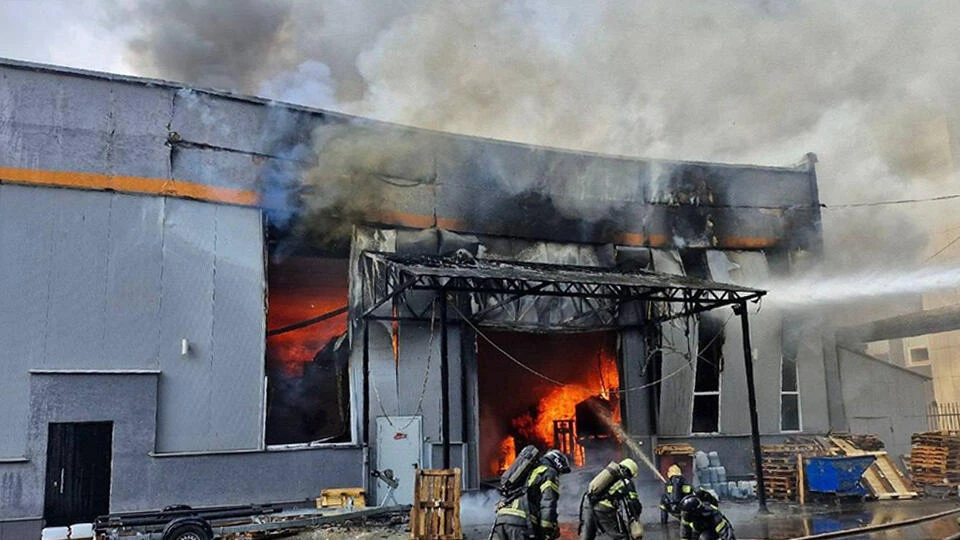 Почти 50 пожарных тушат склад на Полушкиной Роще. Фото: МЧС России