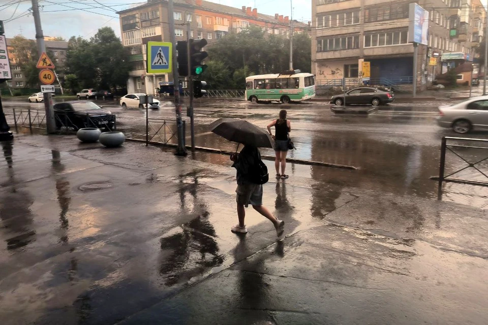 Дождь на город обрушился очень быстро.